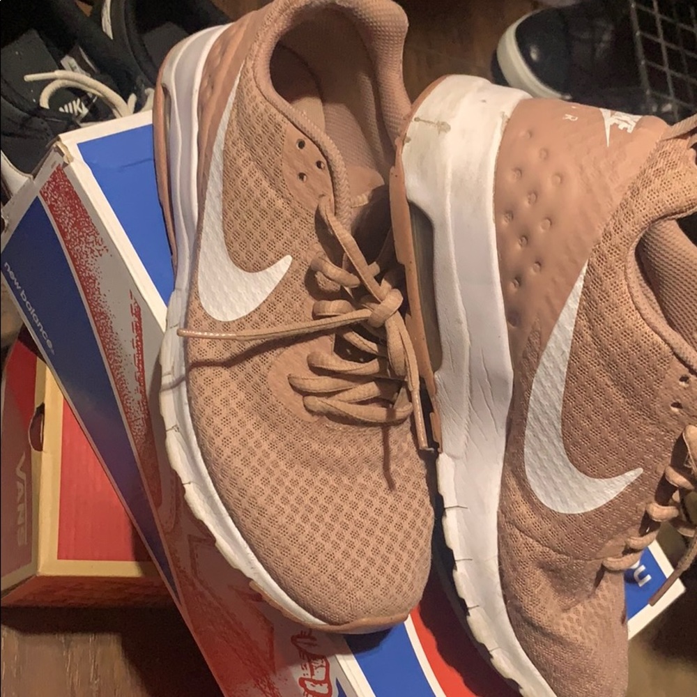 Pink nike shoes 👟